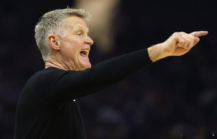 今天上午10点，勇士背靠背客场迎战国王。赛前科尔接受采访问：我想问问关于教练失误