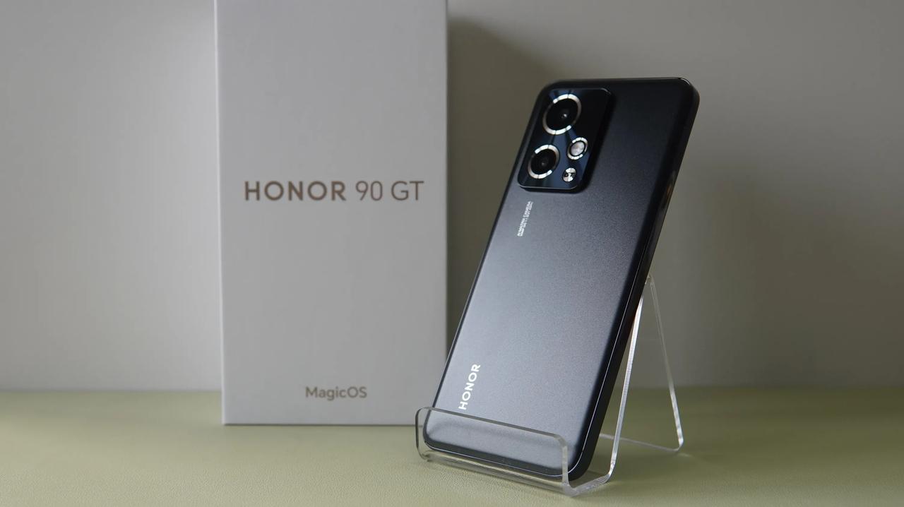 喜欢直屏手机，荣耀90GT是不错的选择。

它配备6.7英寸直面屏，无塑料支架，