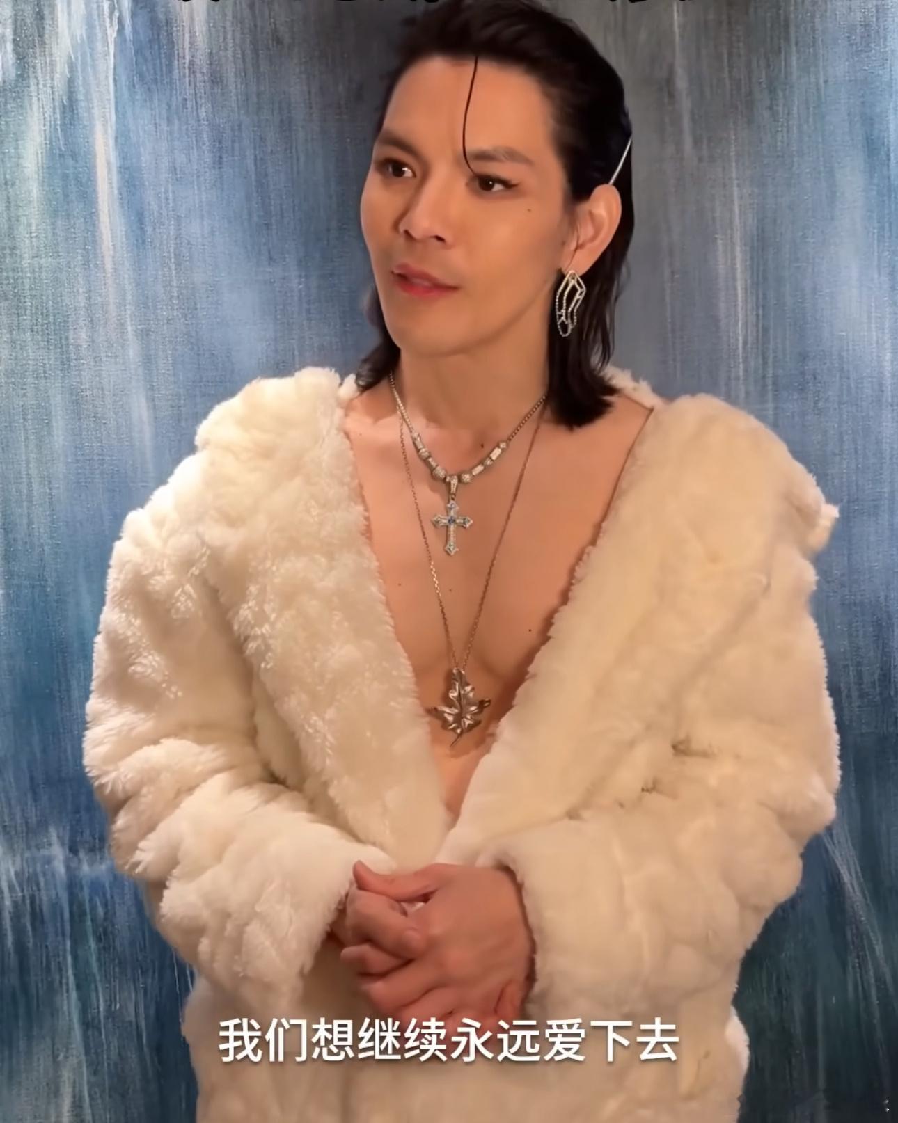 #向佐回应不会和郭碧婷参加再见爱人#近日，有网友玩梗表示看到向佐的浴袍造型后想看
