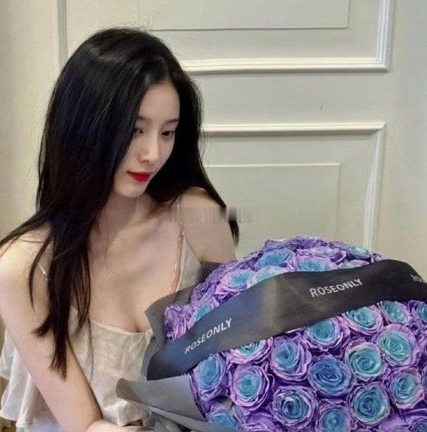 黄子韬有多爱徐艺洋，送她的一束花就价值9000元。 