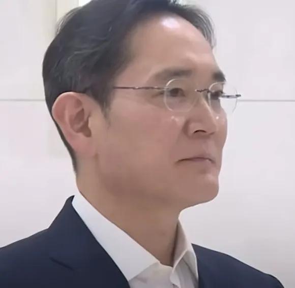 儒雅的李在镕，面对他，也是相当的局促和紧张呢？
能让三星掌门人紧张又局促的人，在