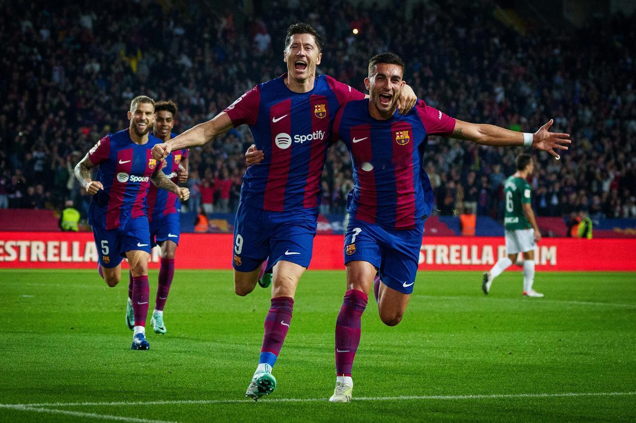 费兰那个进球越位了？太不可思议，费兰难得打进这么漂亮的球。另外拉什福德真的纯纯负