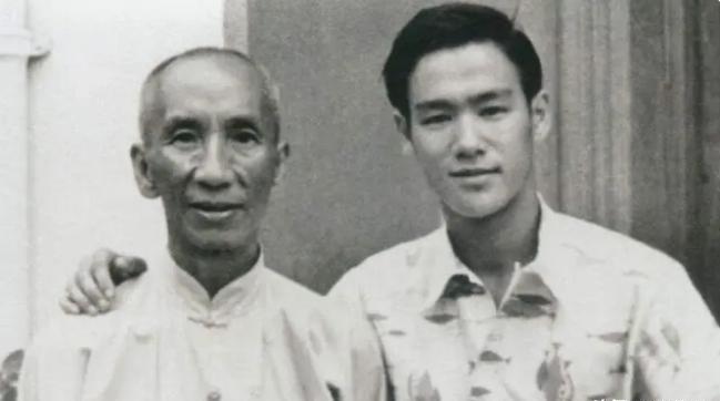 1953年，13岁的李小龙跪在叶问面前，想要拜师学艺，结果叶问却皱眉：“你走路时