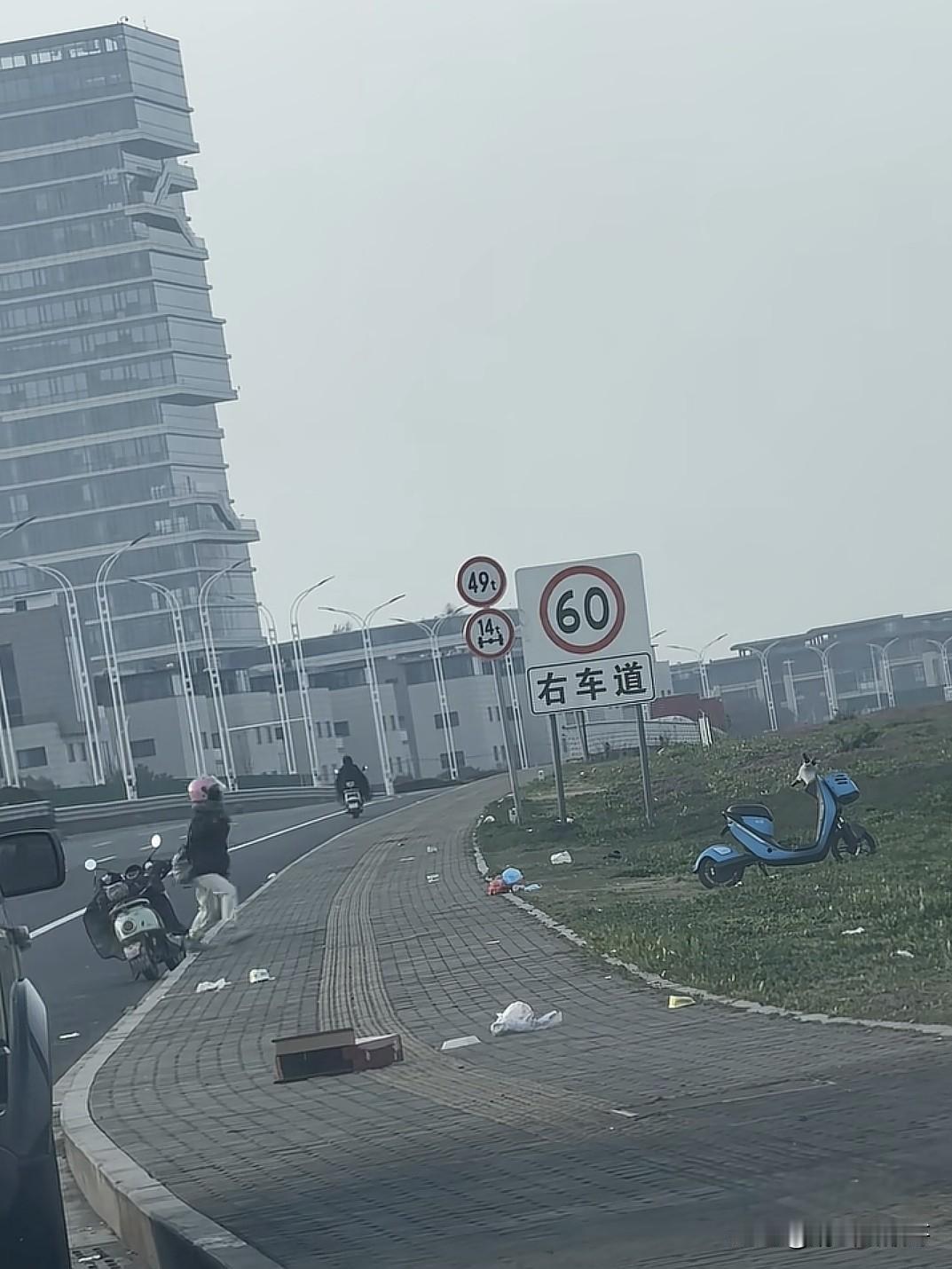 大概是早上六点多，看到一个可能去上班的骑电动车的女性，停车去捡了一个塑料瓶子，看