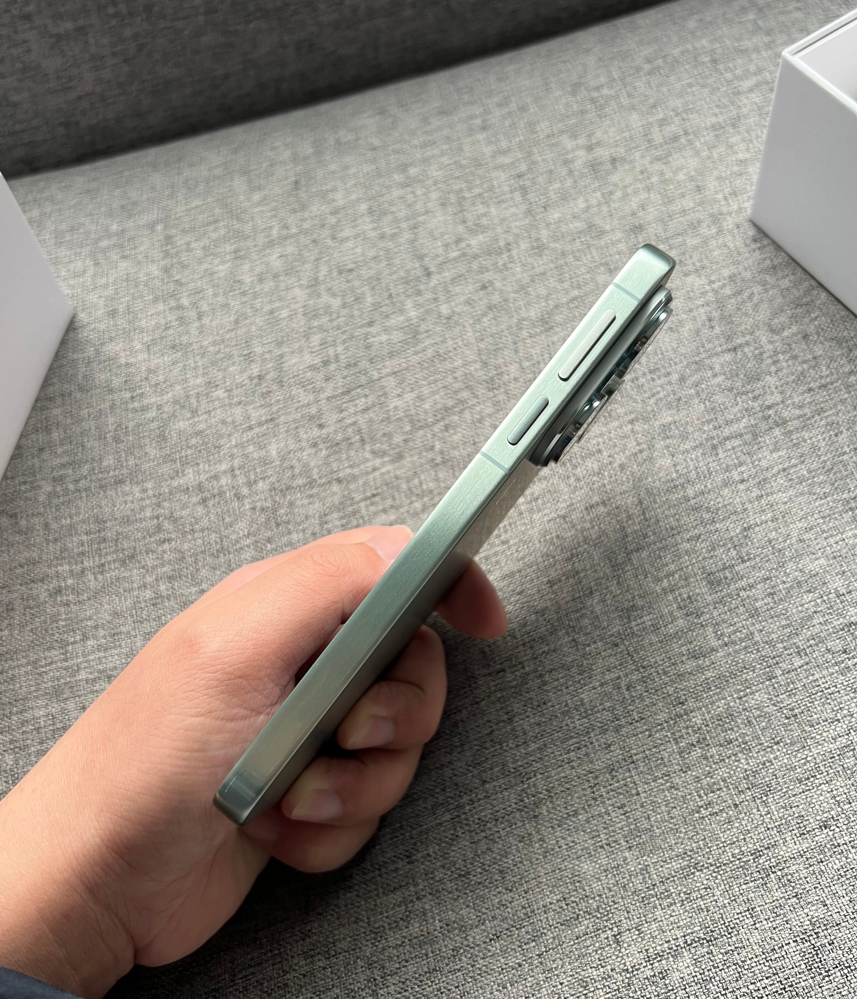 华为Pura80 12+512G 丝绒绿，仅使用几天，屏幕一处细微划痕，其他完美