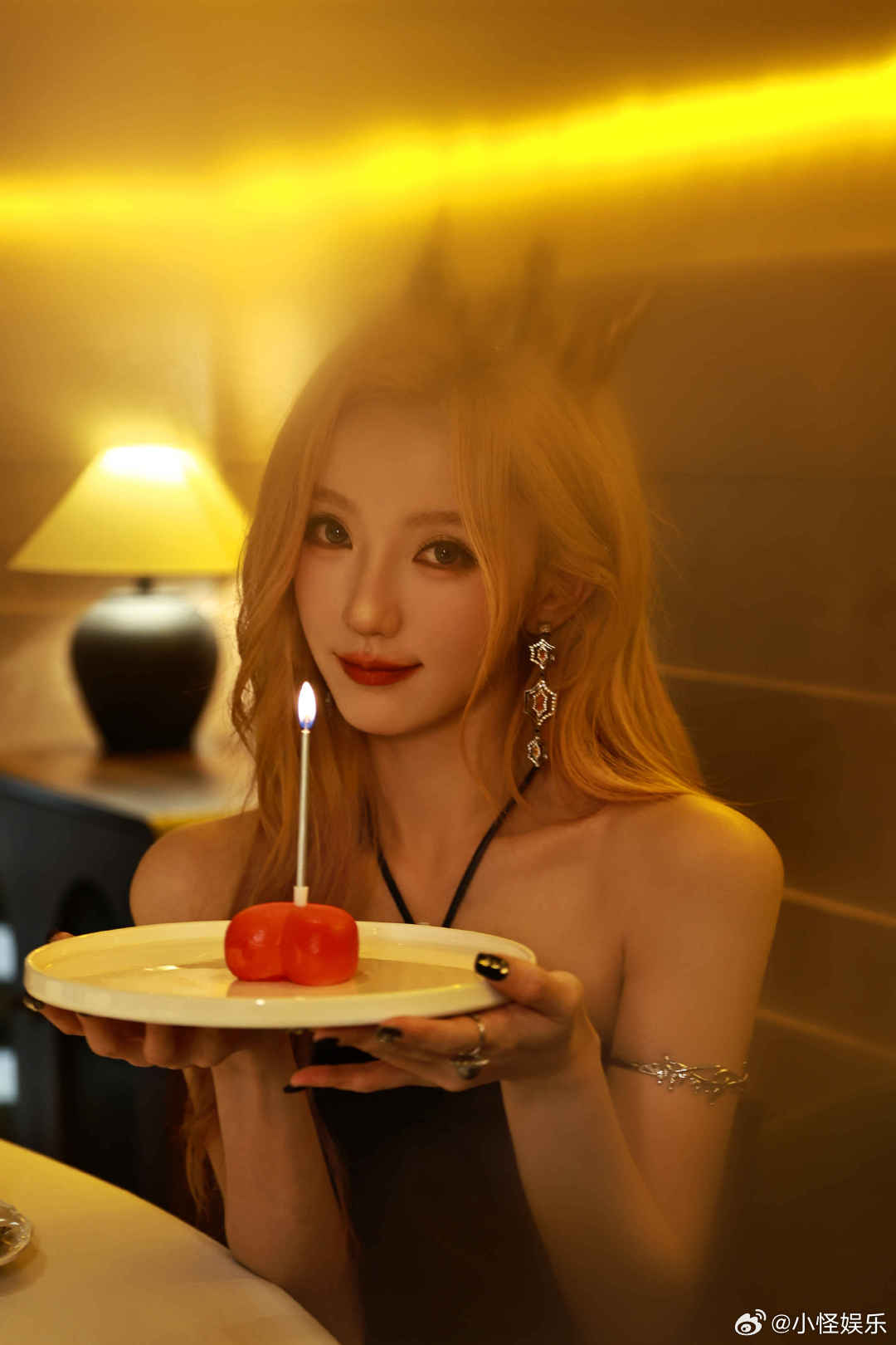 这居然是肖燕肖燕瘦了好多 肖燕瘦了好多，新发色太适配，生日快乐永远闪耀！ 