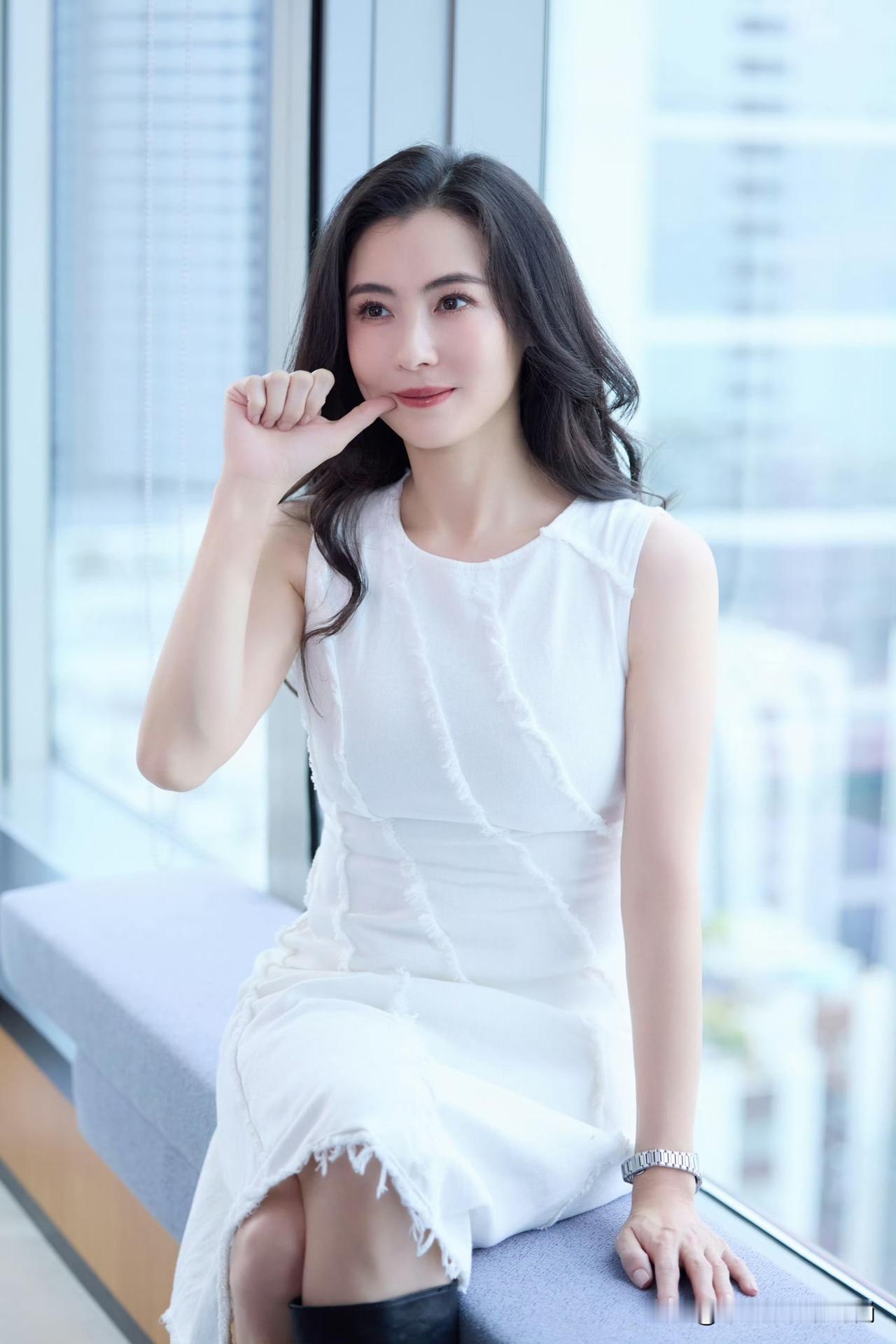 张柏芝全白系穿搭封神！简约高级感拉满✨
 
张柏芝这三套全白穿搭太绝了！无袖毛边