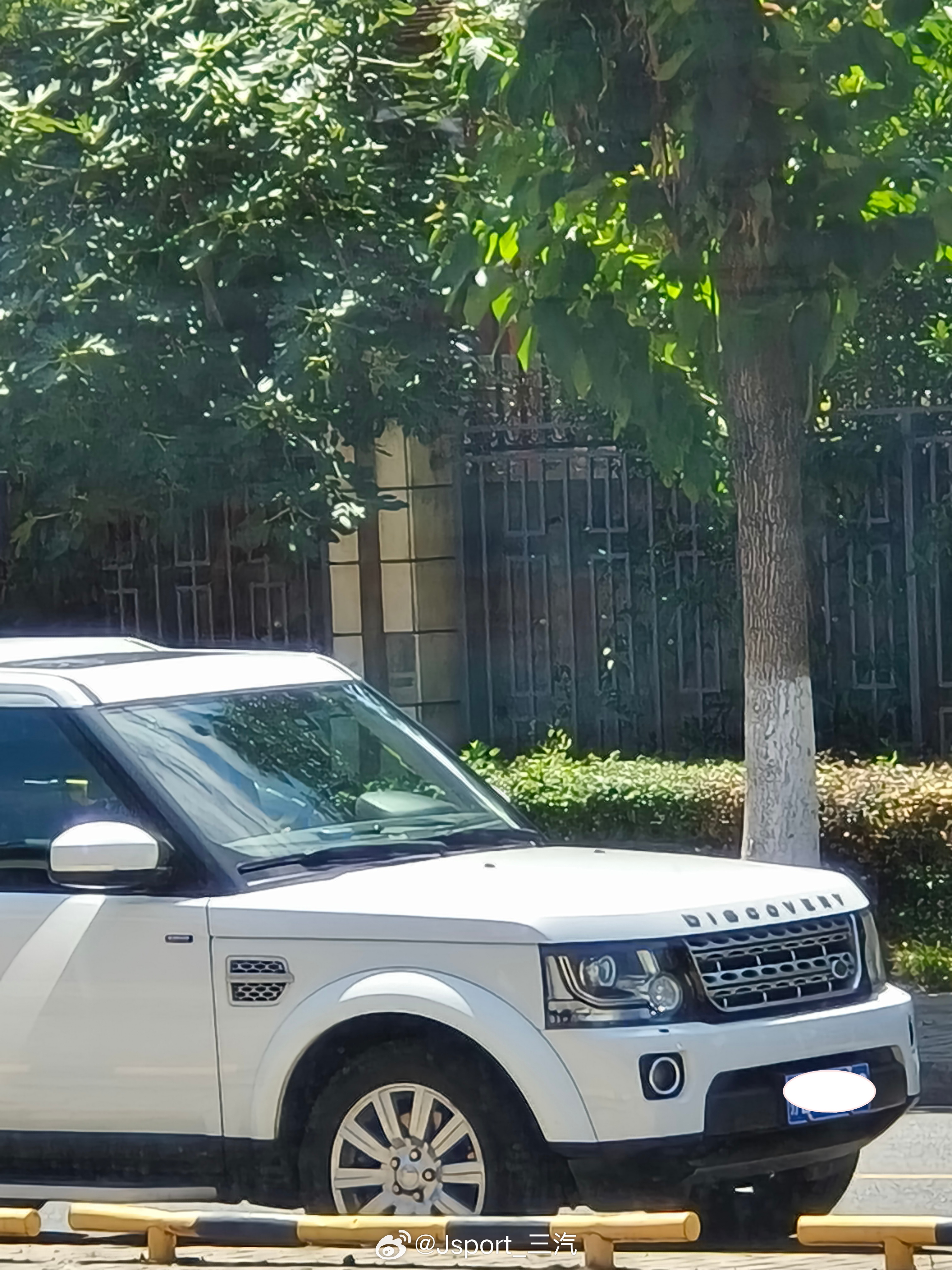 老车 发呆看窗外一辆发现4在路边停靠就这么慢的速度，那个俯仰让我以为是100-0