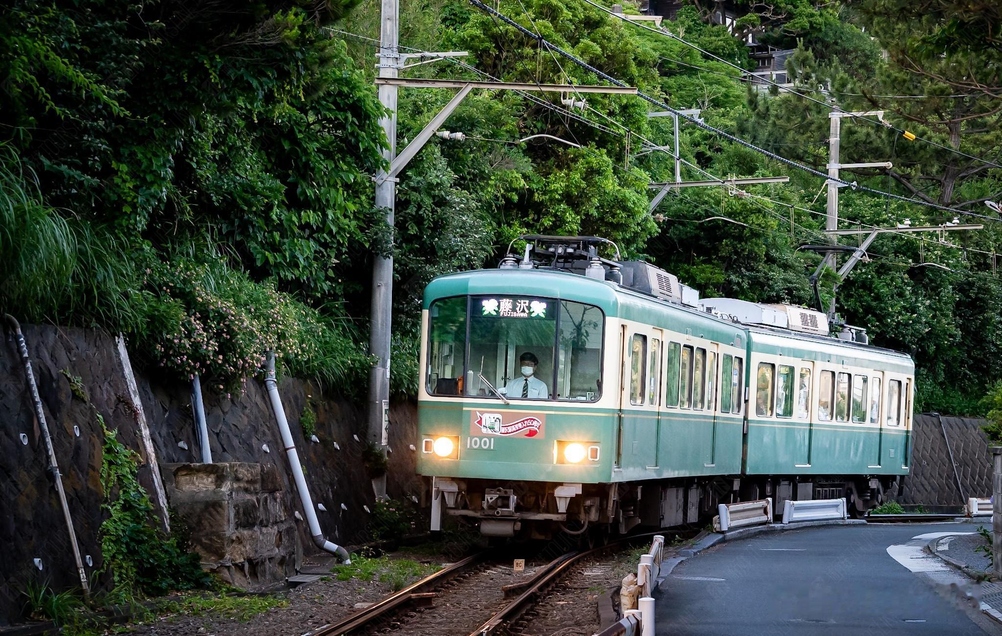 通行线·日本铁道【行走湘南46年，江之电首组1000形7月退役】江之岛电铁日前宣