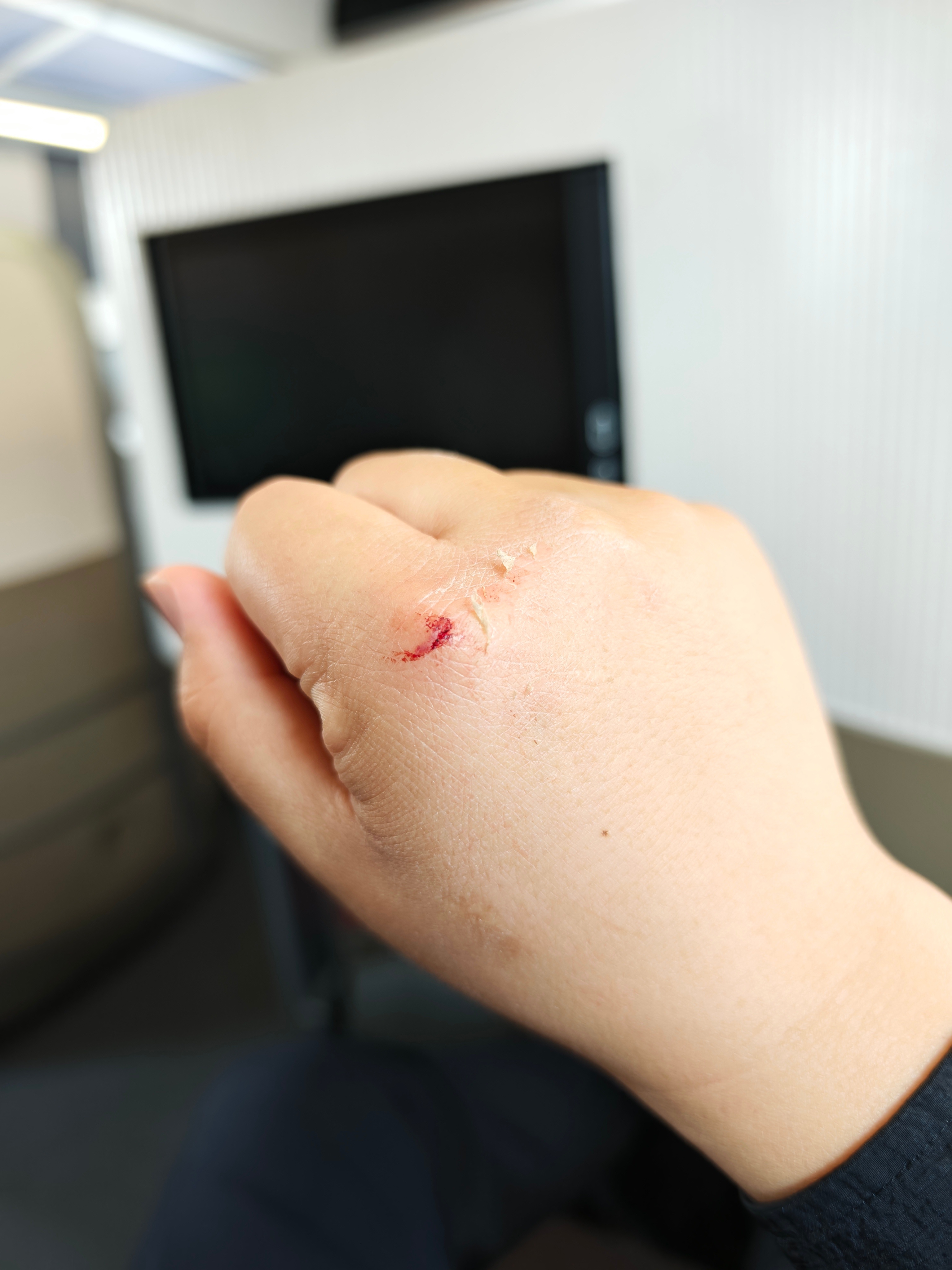 刚打的滴滴，师傅让我给他打五星好评。没想到下车拿行李的时候，发现它的后备箱会吃人