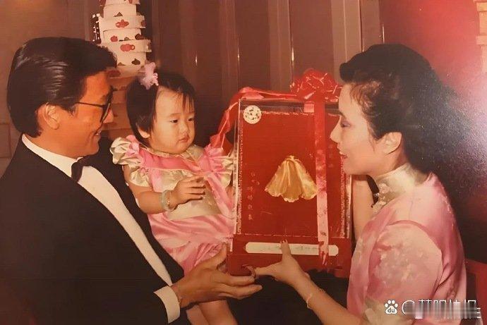 1983年，谢婷婷认汪明荃做干妈，狄波拉协助孩子磕头，一旁的谢贤乐坏了。 