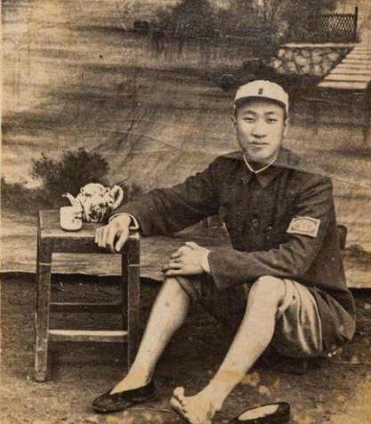 1998年，72岁的抗战老兵马丹林浑身插满管子，躺在病床上，而他身价100亿的儿
