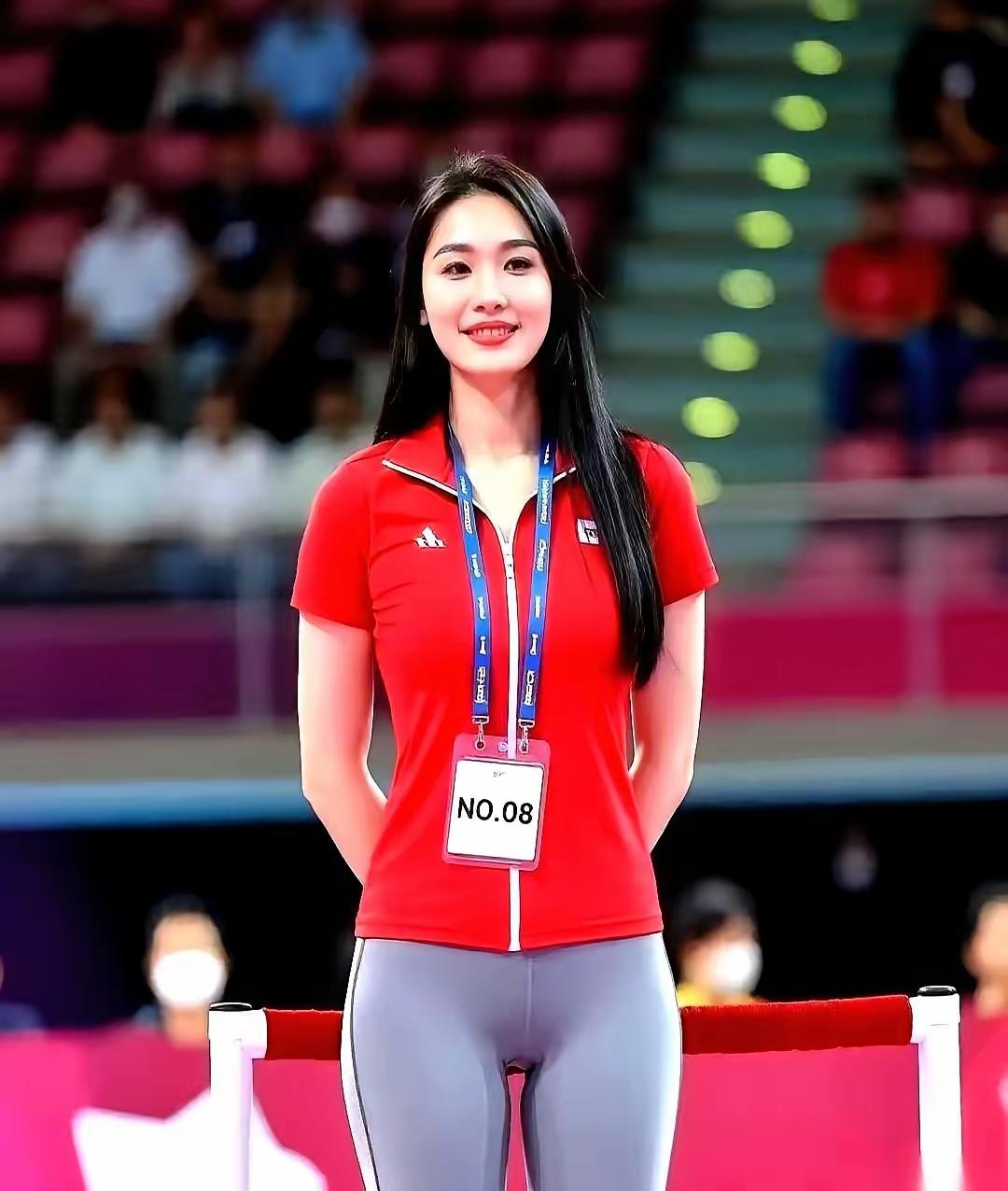 女裁判易思思穿瑜伽裤吹篮球比赛，直接在篮球圈引发了大争议。比赛还没开始，全场的目