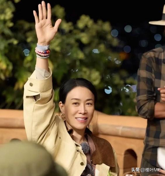 那英老公孟桐被曝出轨带女孩回别墅，这让一向在荧幕面前以耿直敢说的那英懵逼了，因为