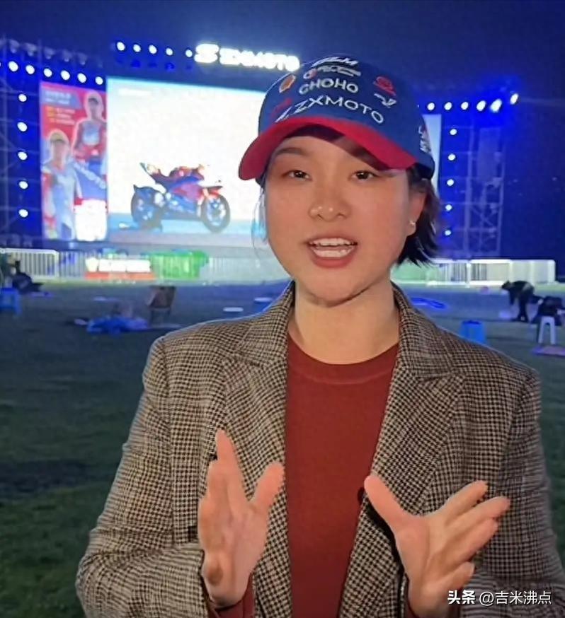 夺冠了，欠的钱还清了，张雪和老婆在车间里吃盒饭。
那天我在张雪机车成都店门口排队