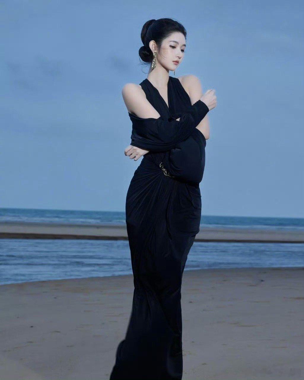 王玉雯暗夜黑天鹅 王玉雯这身黑天鹅造型，简直是写进时尚教科书的一笔。丝绒长裙与金