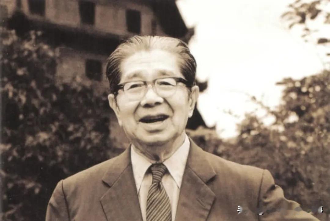 1945年，在敦煌戈壁滩上，一名中年男子正骑马追逐，他追逐的，竟然是妻子与她私奔