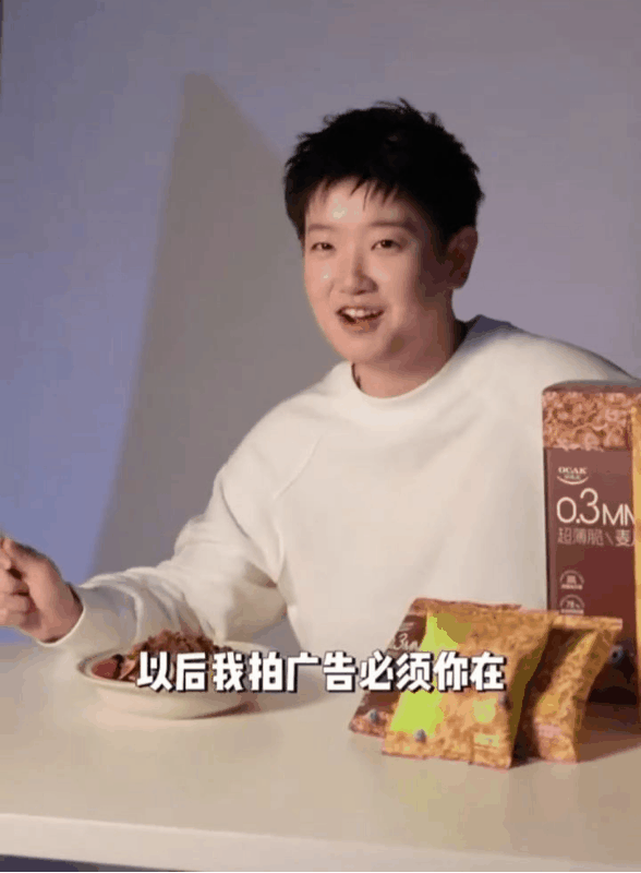 欧扎克幕后趣事来了哦[送心]，社交达人莎莎果然名不虚传，与摄影师仅片刻相处便熟络