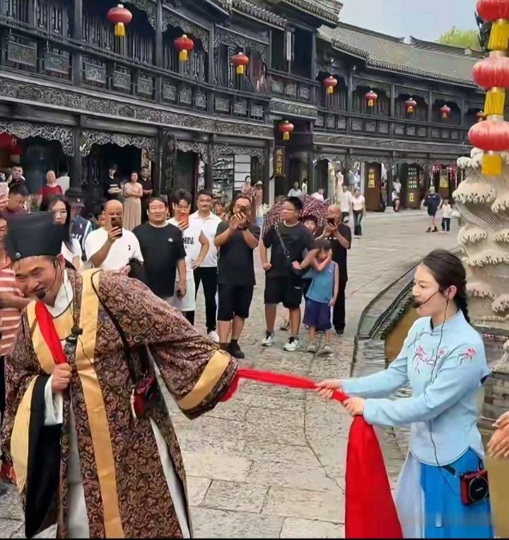 乱穿衣服惹麻烦。
近几年，家喻户晓的草根明星朱之文，深受人们的青睐。不忘初心，贴
