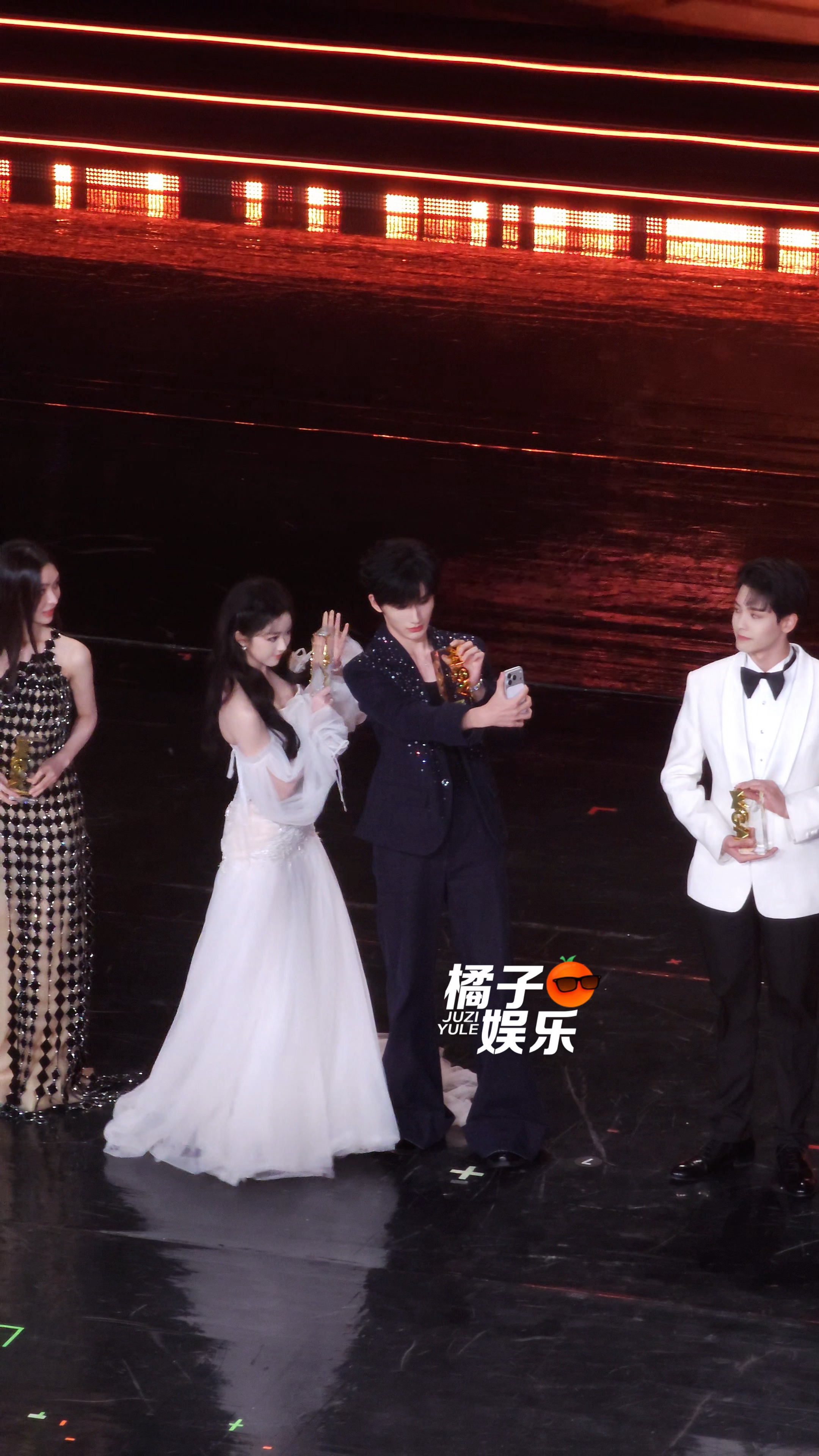 笑鼠……领完奖余宇涵偷偷掏出手机自拍，还拉上杨肸子一起哈哈哈哈哈哈🤳🏻余宇涵