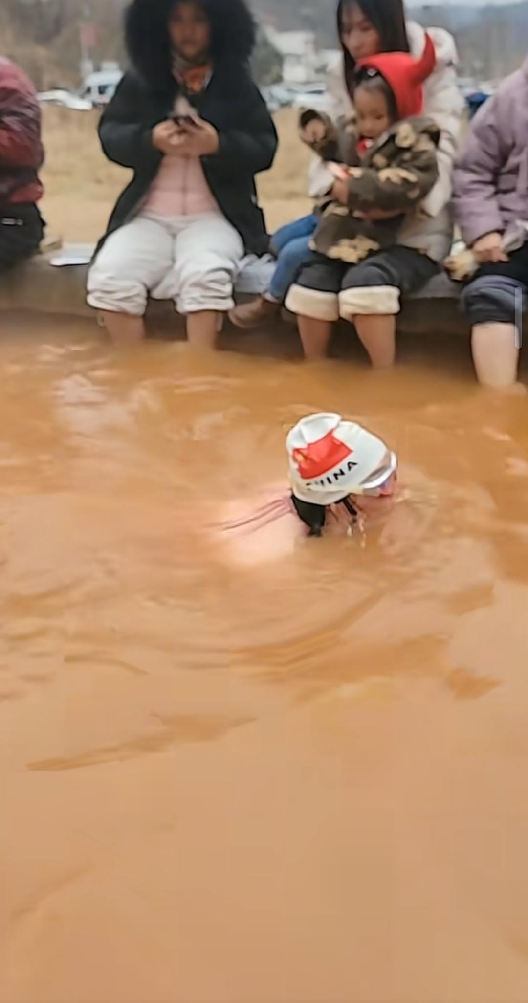 源村天然温泉山庄好多游客在那泡脚，居然有人在这“干净”的温泉中游泳，好多网友纷纷