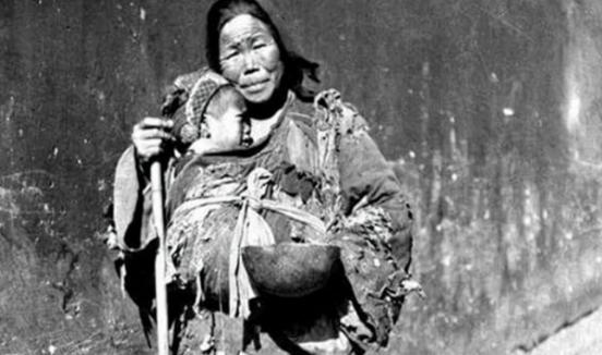 1939年，一位妇女为躲避国民党追击，抱着九个月大的婴儿在树林里狂奔，眼看敌人就