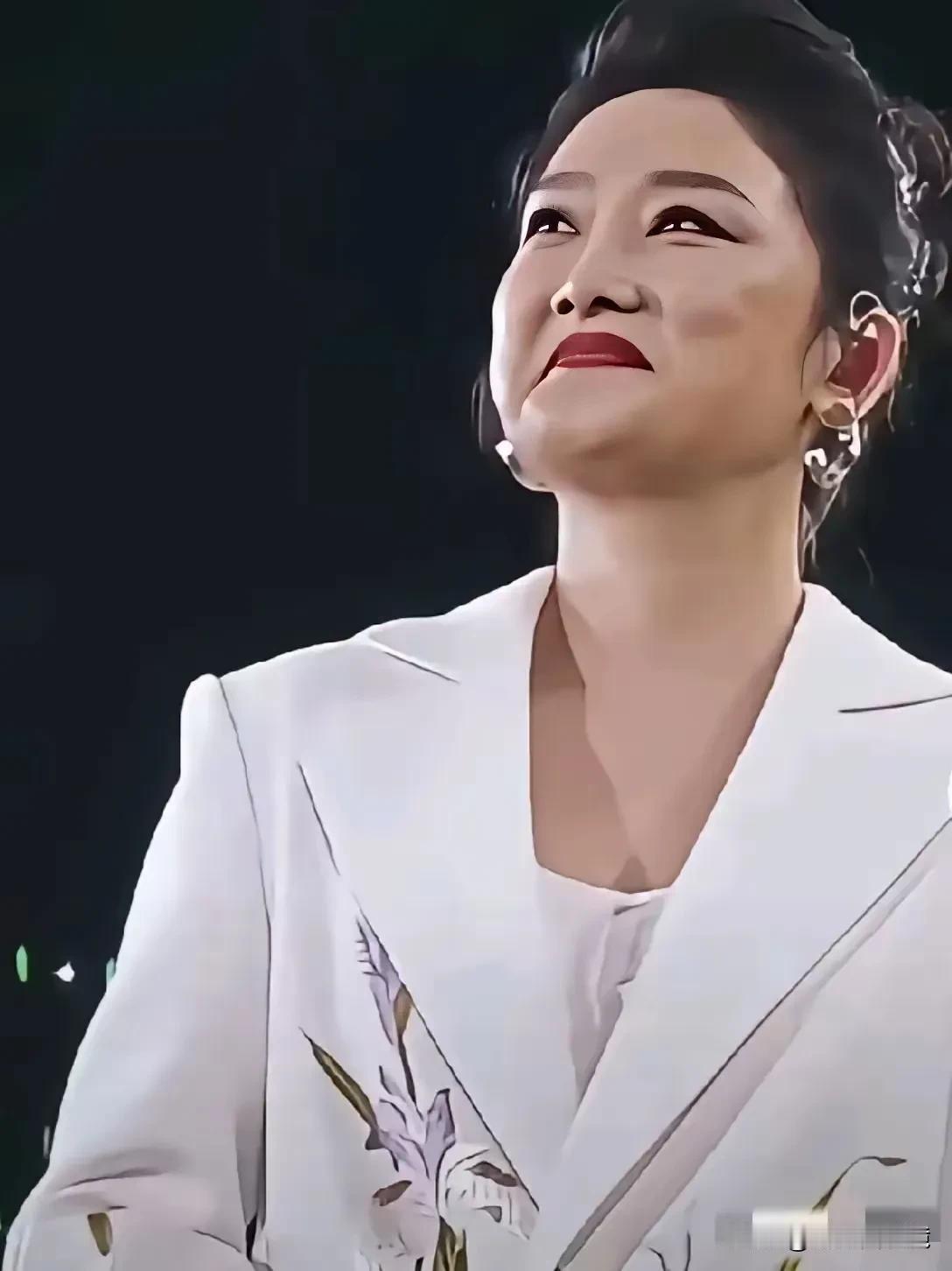 照片中这个女歌手才44岁，身材和脸蛋发福严重，但她年轻的时候，竟然长得这么漂亮？