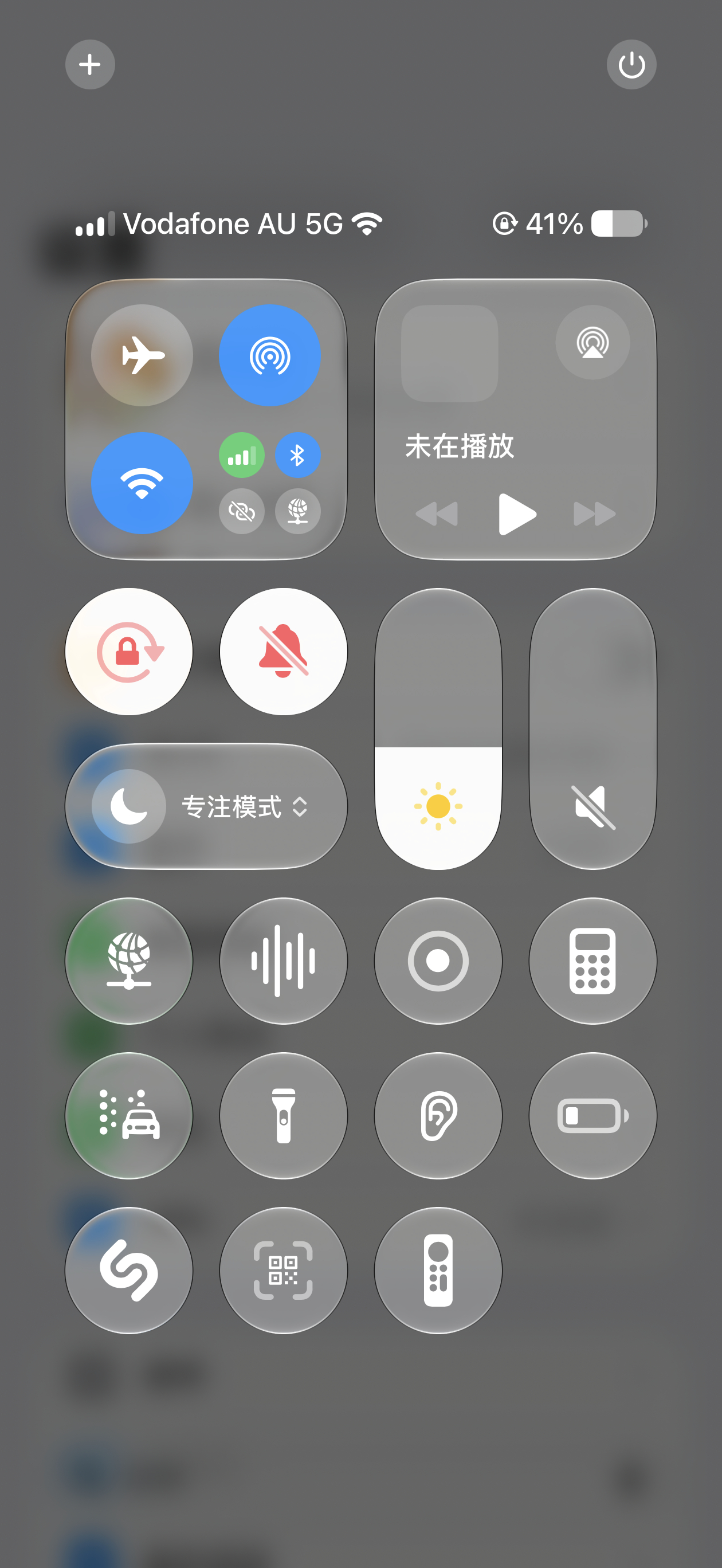 我越来越觉得，苹果有些很优秀的交互设计，并没有沉淀成真正的设计规范，所以随着设计