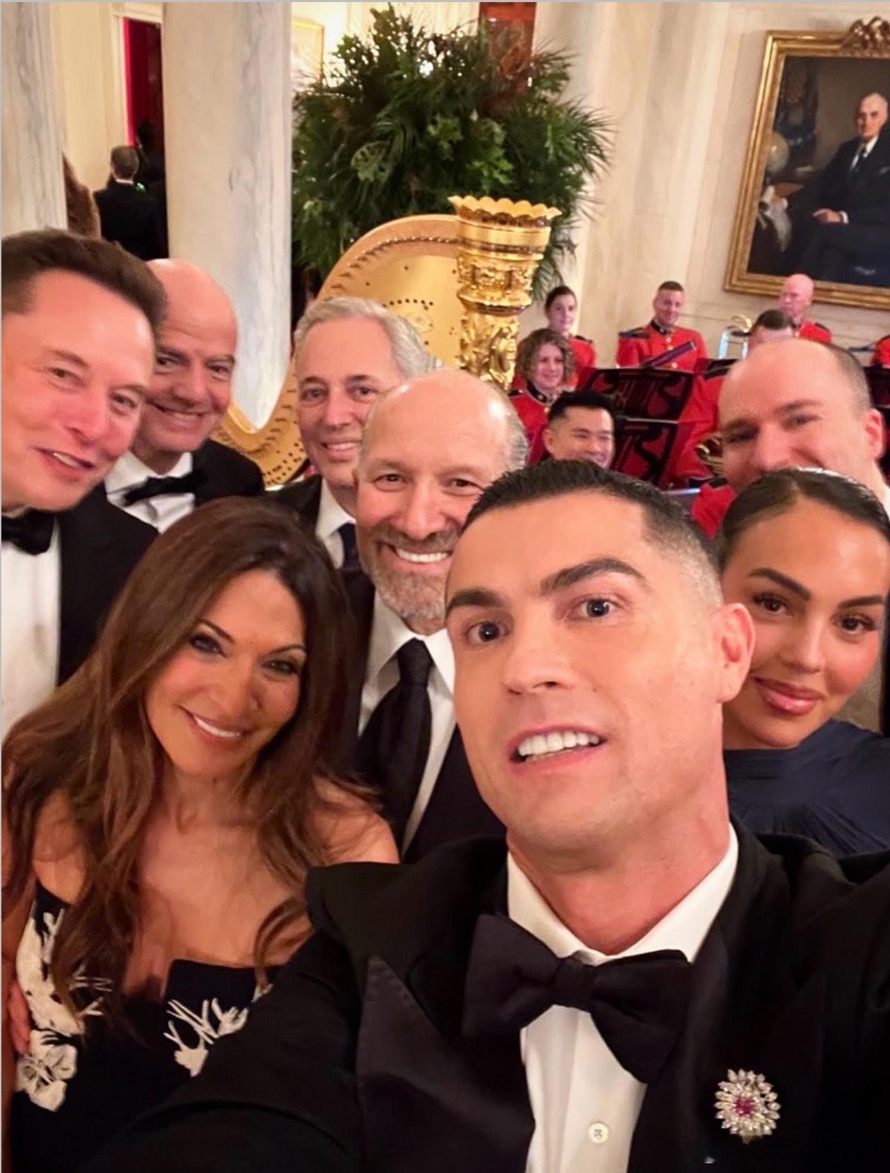 C罗这是去美国了啊。没想到自拍有马斯克入镜。 