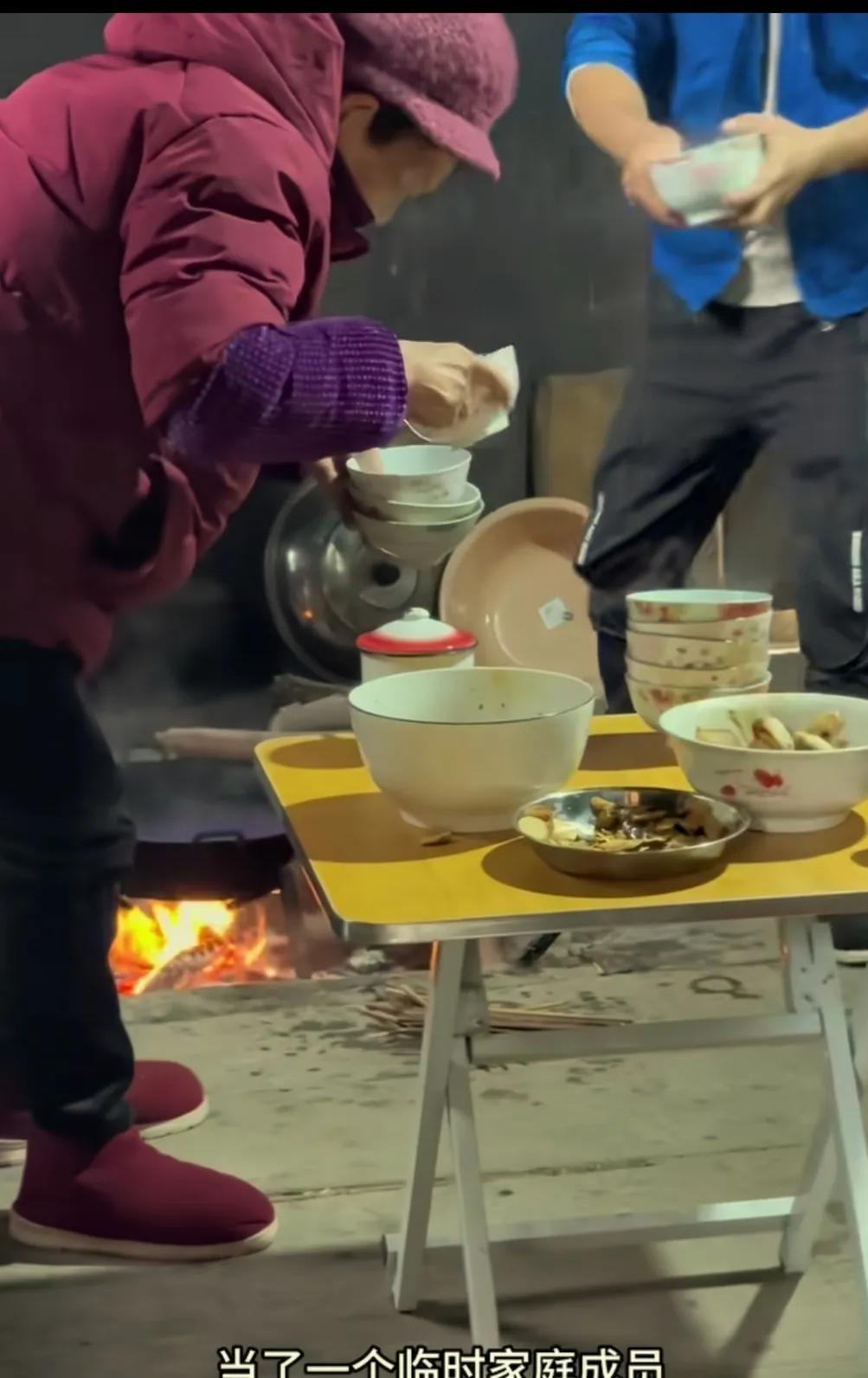 用柴火烤的腊肉，杂海辣炒腊肉，炖猪脚。
天冷了，一家人围绕着火炉边烤火，聊家常。