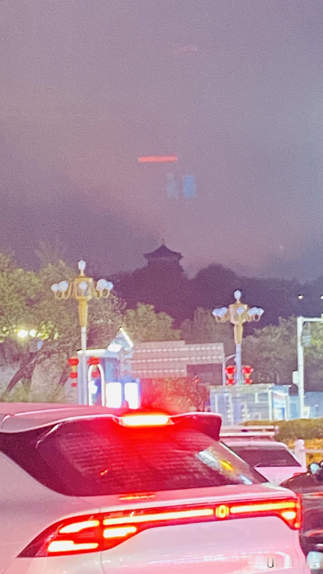 昨晚又是沙尘暴，又是大雨，乌鲁木齐市民一夜之间经历了几种天气模式。

我11点钟