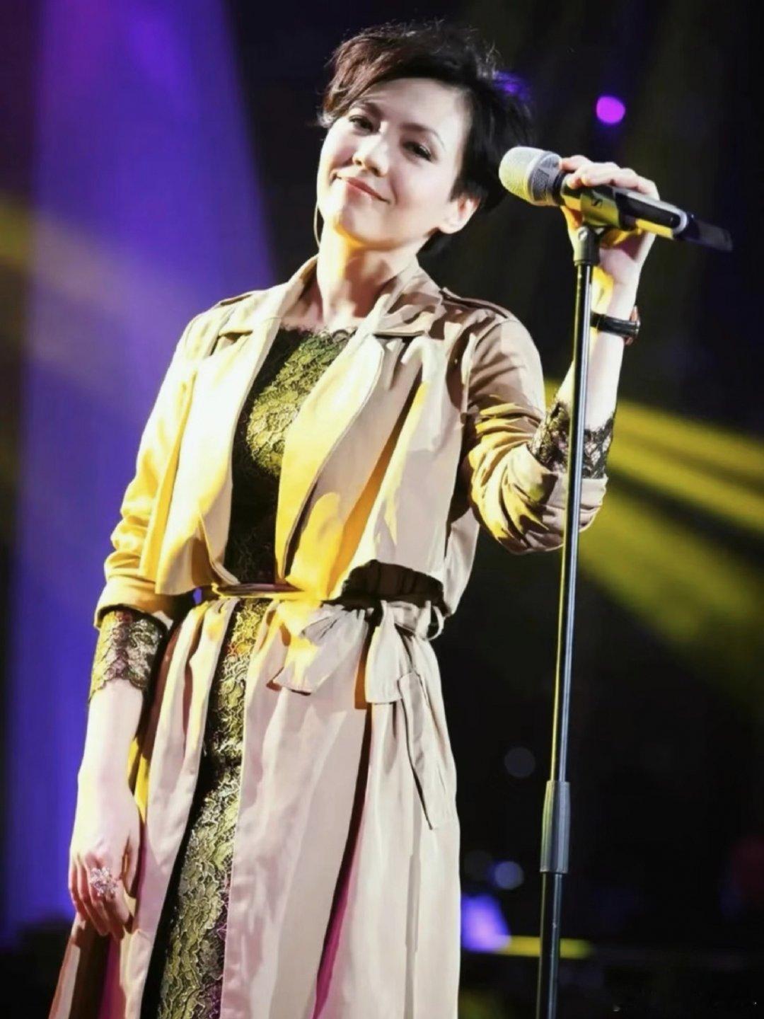 陈洁仪离开歌手后回到属于她的舞台 歌手 除了出圈的走心曲目之外，她带来的《左右手