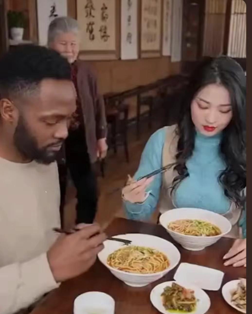 孙女与黑人正在吃饭，被奶奶发现后掀了桌子。
她说:你把家里的人都丟尽了，还有脸在
