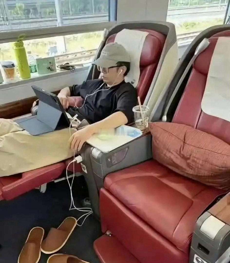 看到杨迪的这一幕 赚钱的意义具像化了 ​​​