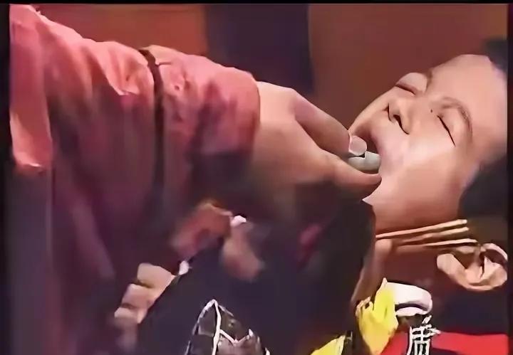 公元146年，大将军梁冀将毒药放在煎饼中，送给9岁的汉质帝吃。幼帝吃完，就捂住肚