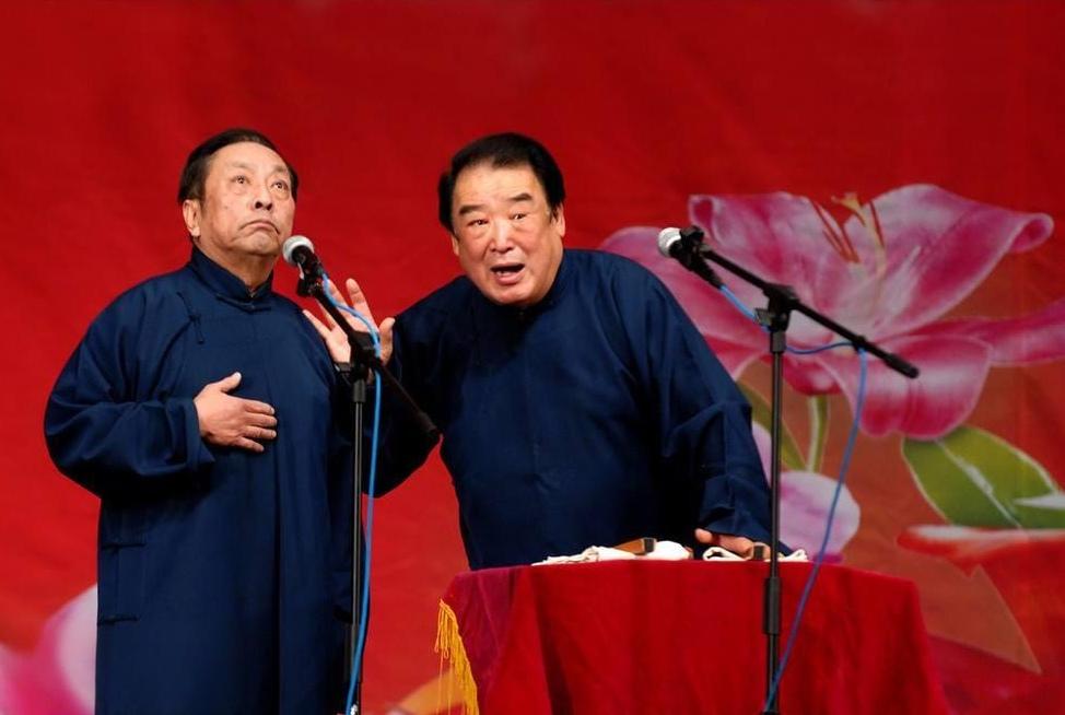 舞台之上，两位身着传统长衫的老相声艺人，表演神态栩栩如生。作为老牌相声搭档，他们