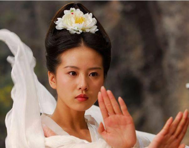 清代一位书生沉迷美色，在青楼和众多美女厮混。后来却和一个姿色平平女子相好后，就告