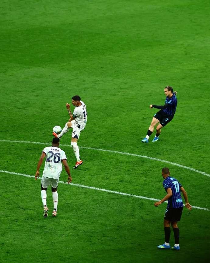 这个图诠释了我喜欢泽林斯基的原因！带球好、传球好，射门更好！禁区前沿没有泽林斯基