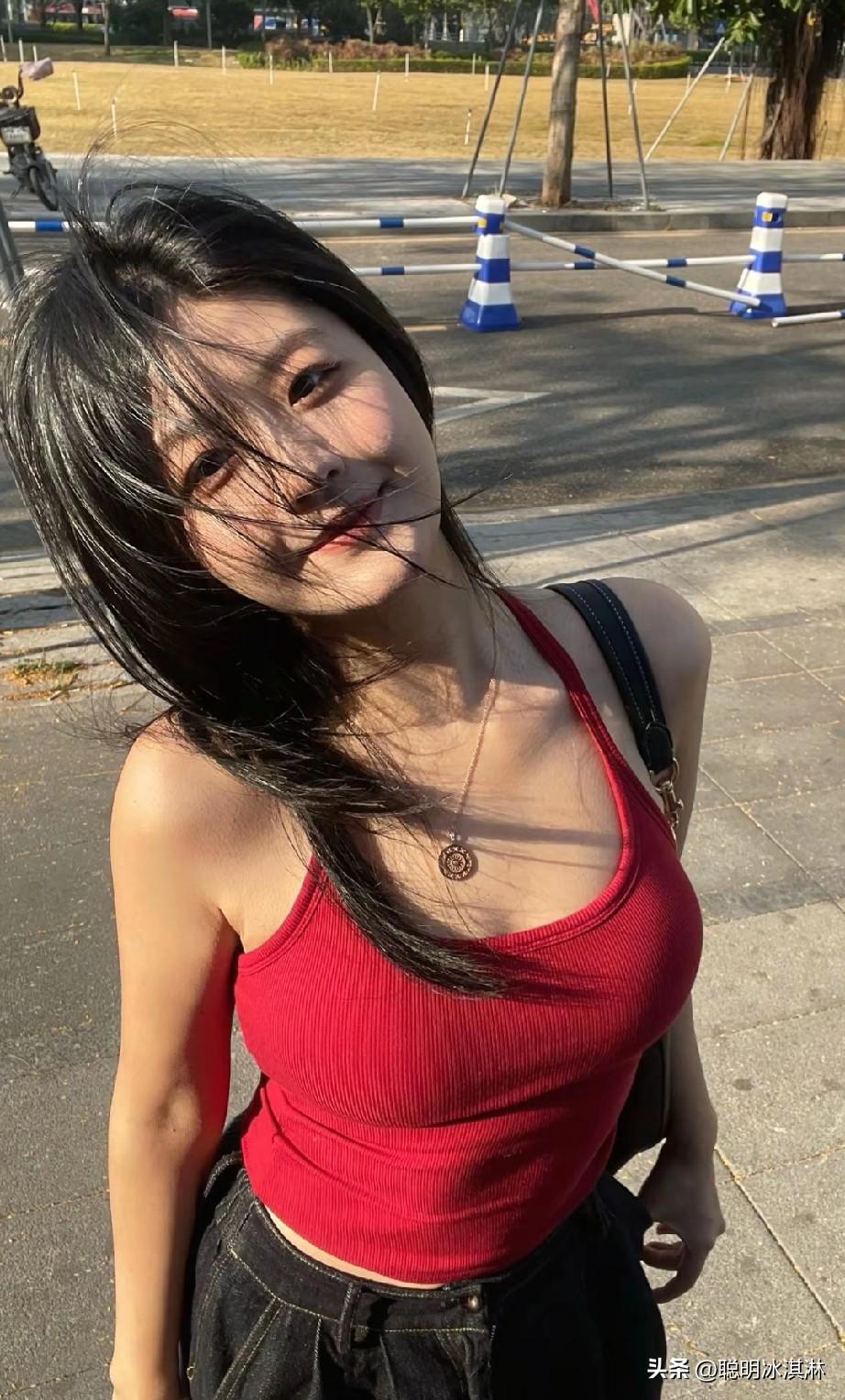 阳光明媚，她笑得真甜。