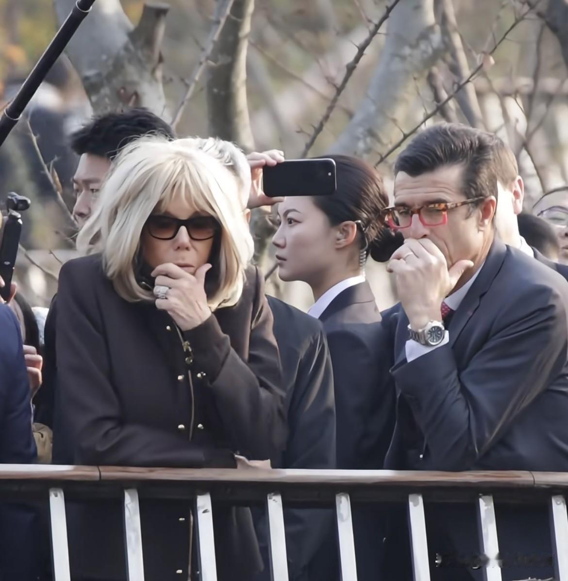 法国总统夫人看熊猫
我却被身后英姿飒爽的女保镖吸引
严月霞太帅了
这真不怪大家跑