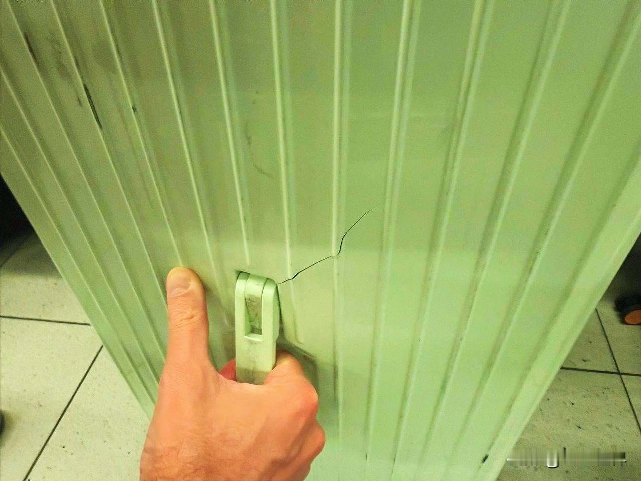 我一直觉得Rimowa的行李箱就是一场骗局，价格昂贵，号称“性能优于普通行李箱的