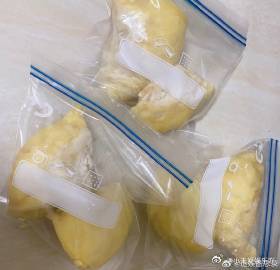 吃完的榴莲别急着扔很多人不清楚榴莲壳的价值，吃完果肉就直接扔掉外壳，稍微学习一些