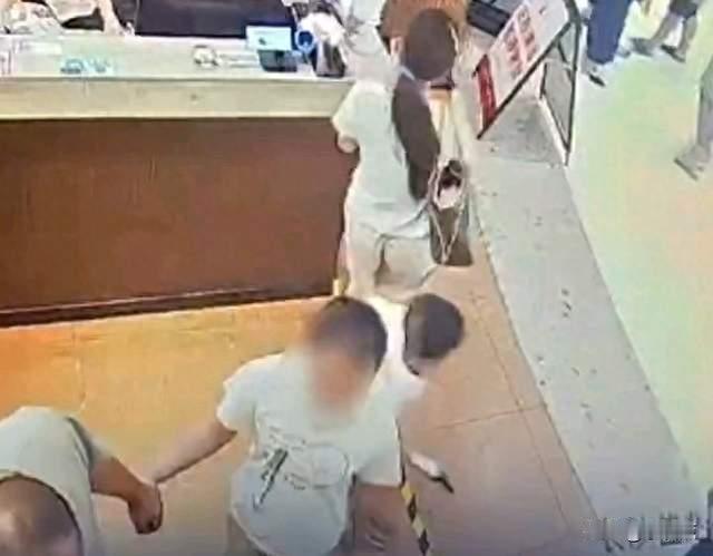 4岁男童碰到女子臀部后被勒伤脖子，三次调解未果，谁该先道歉？