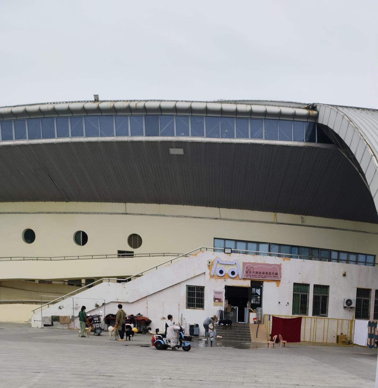 好好的体育馆变成宠物俱乐部；原本漂亮的公园，成了私拉乱搭休闲打麻将的地方。
安庆