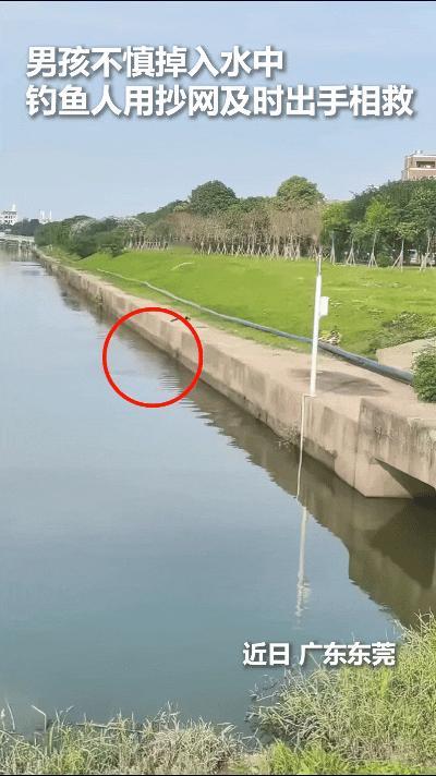我的妈呀！看着都叫人捏把汗！小娃娃在河边骑车，一下没稳住直接栽水里了！亏得旁边钓
