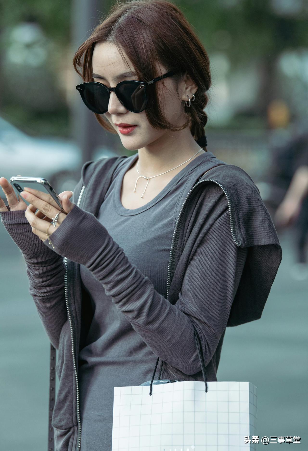 怎样穿搭让自己更美黄昏和简约穿搭最配啦～修身针织+微喇裤，把身材比例拉满