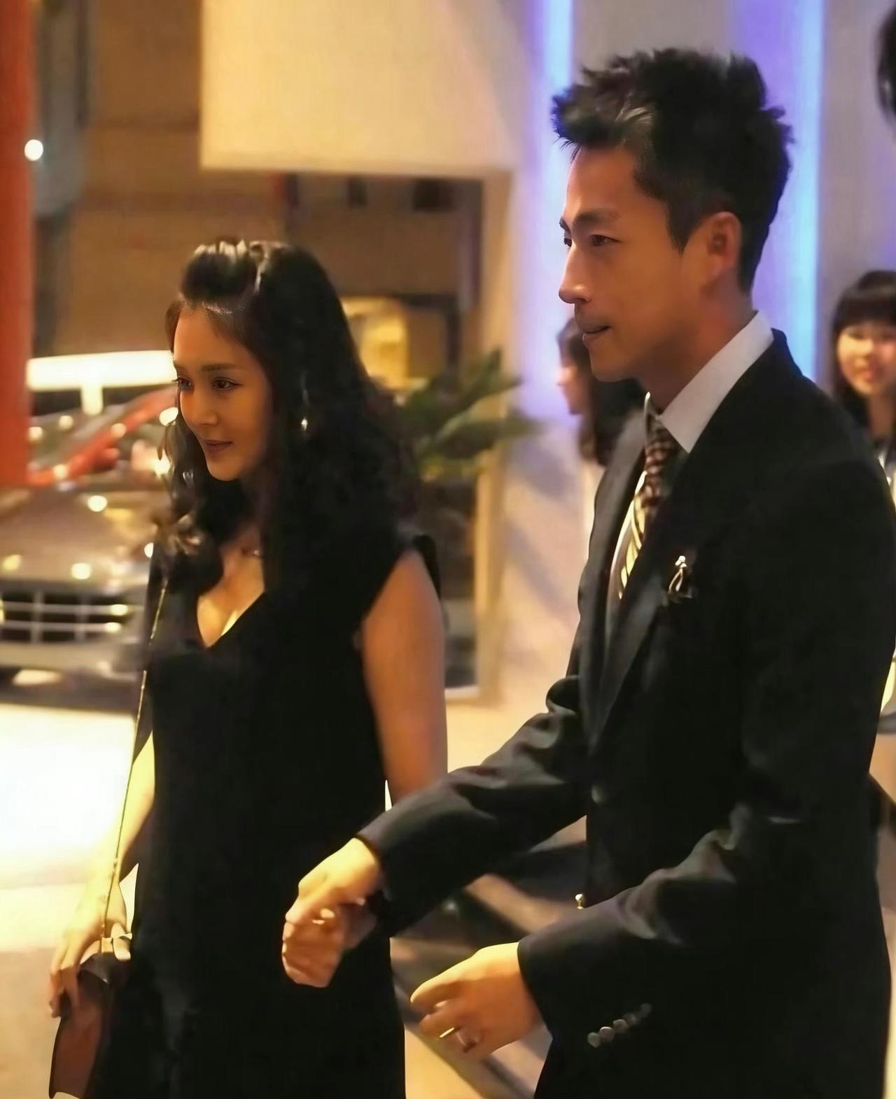 据说，汪小菲与大S的初次相遇便充满了戏剧性的缘分。如今回想起来，或许正是那一刻的