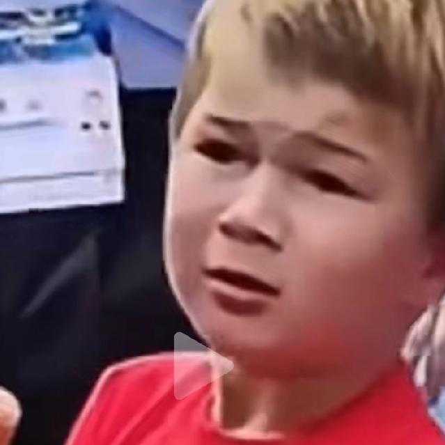 护照姐也太不体面了，看给小孩吓的，
即使是外国小孩，语言不通，
也能从他的表情上