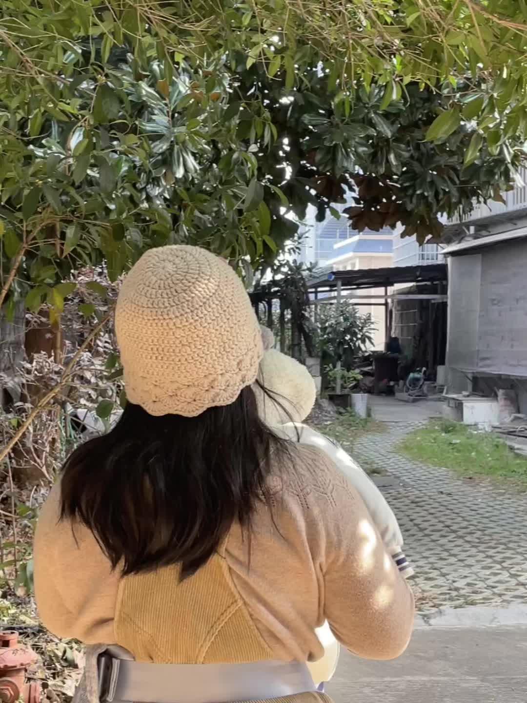 一个人在家带娃，趁着天气好，便带宝宝出去散散步，看见一束光打在她胖嘟嘟...