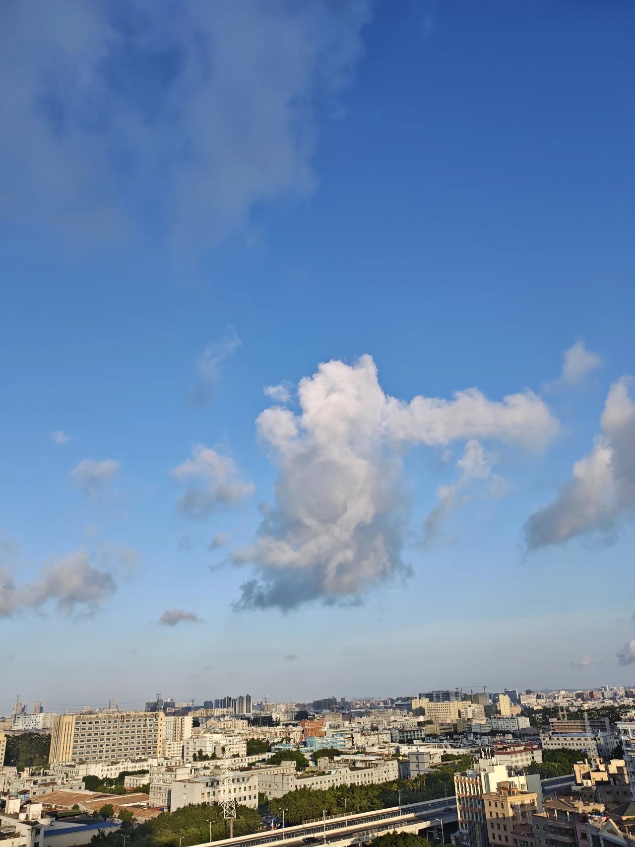 你那边天气热不热深圳这几天大太阳，晴天了，又开始热起来了，最高温度又到33度了，